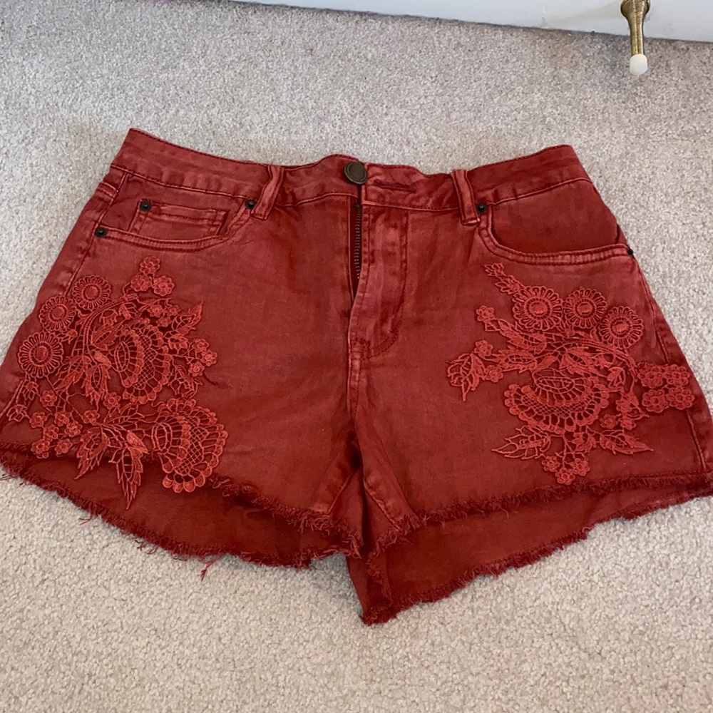 Maroon denim shorts with details on the front